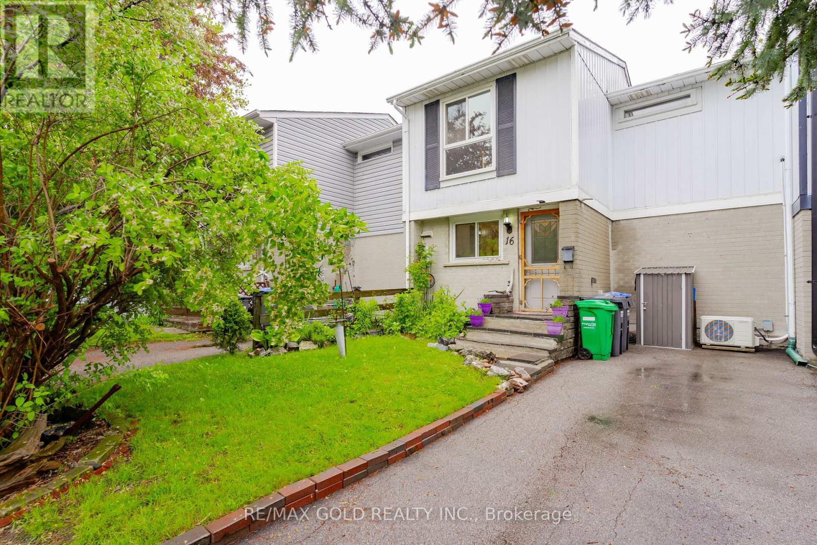 16 Gatsby Square, Brampton, Ontario  L6S 2H4 - Photo 2 - W12168609