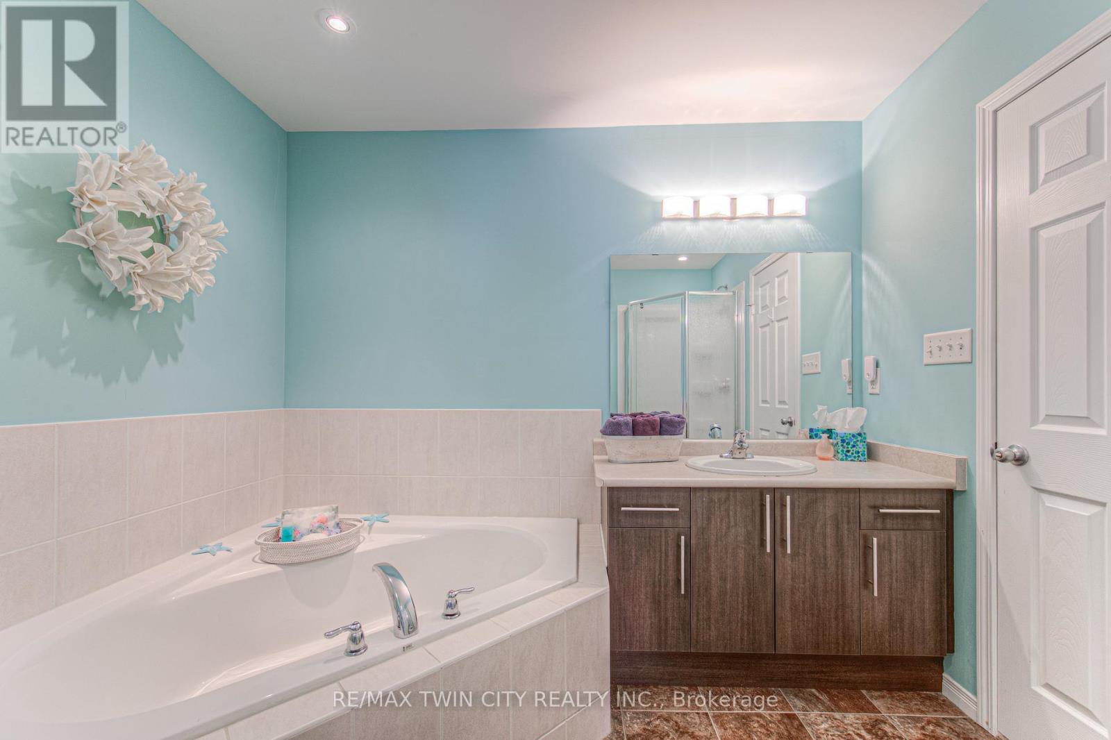 513 Beaumont Crescent, Kitchener, Ontario  N2A 0A8 - Photo 24 - X12168504