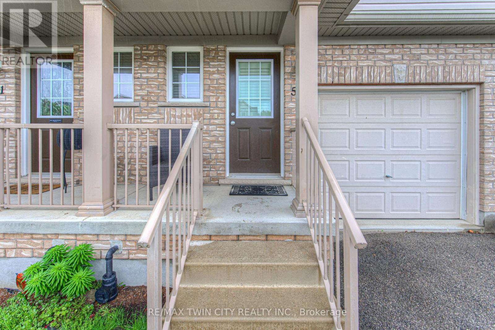 513 Beaumont Crescent, Kitchener, Ontario  N2A 0A8 - Photo 4 - X12168504