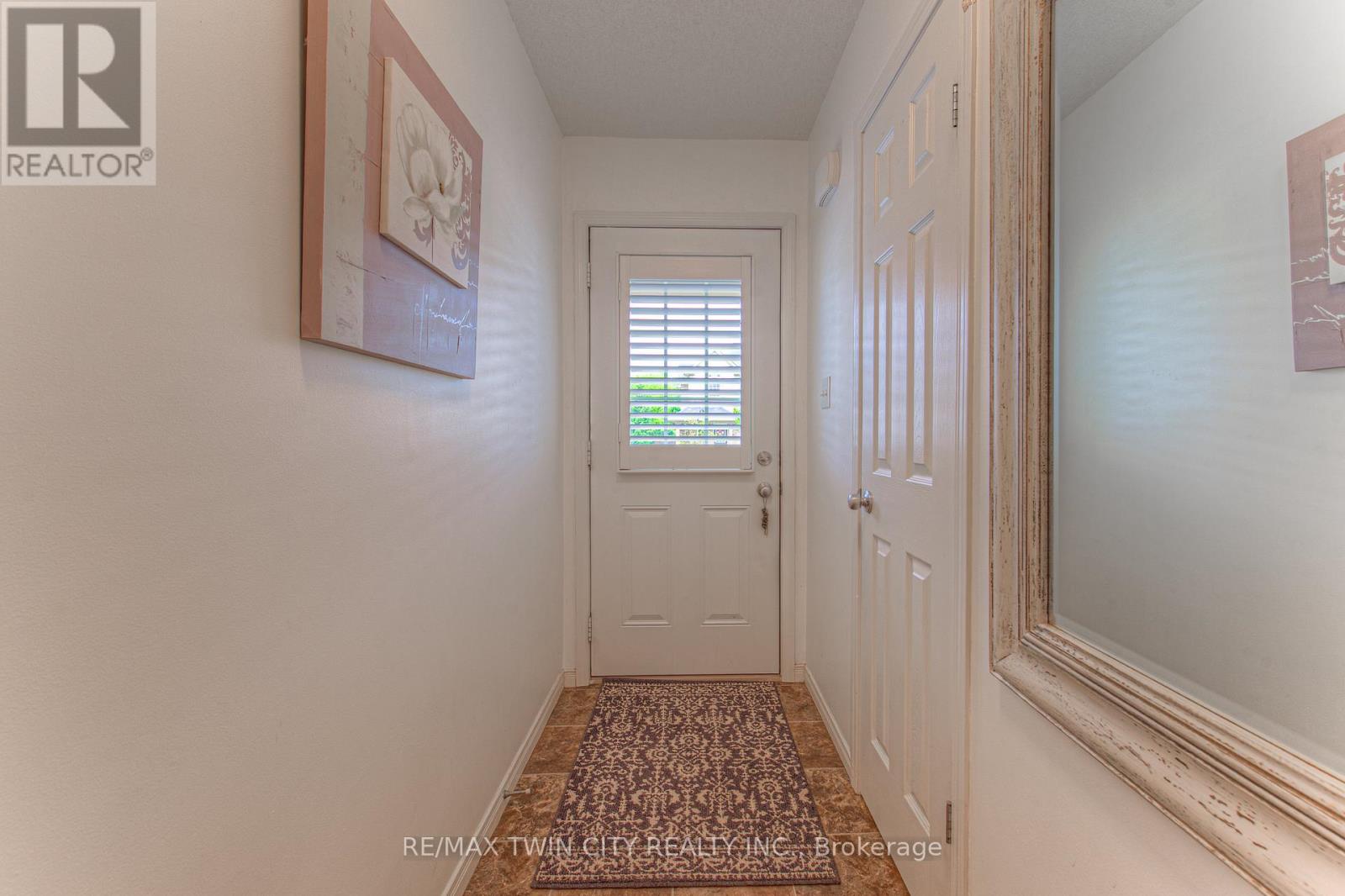 513 Beaumont Crescent, Kitchener, Ontario  N2A 0A8 - Photo 5 - X12168504
