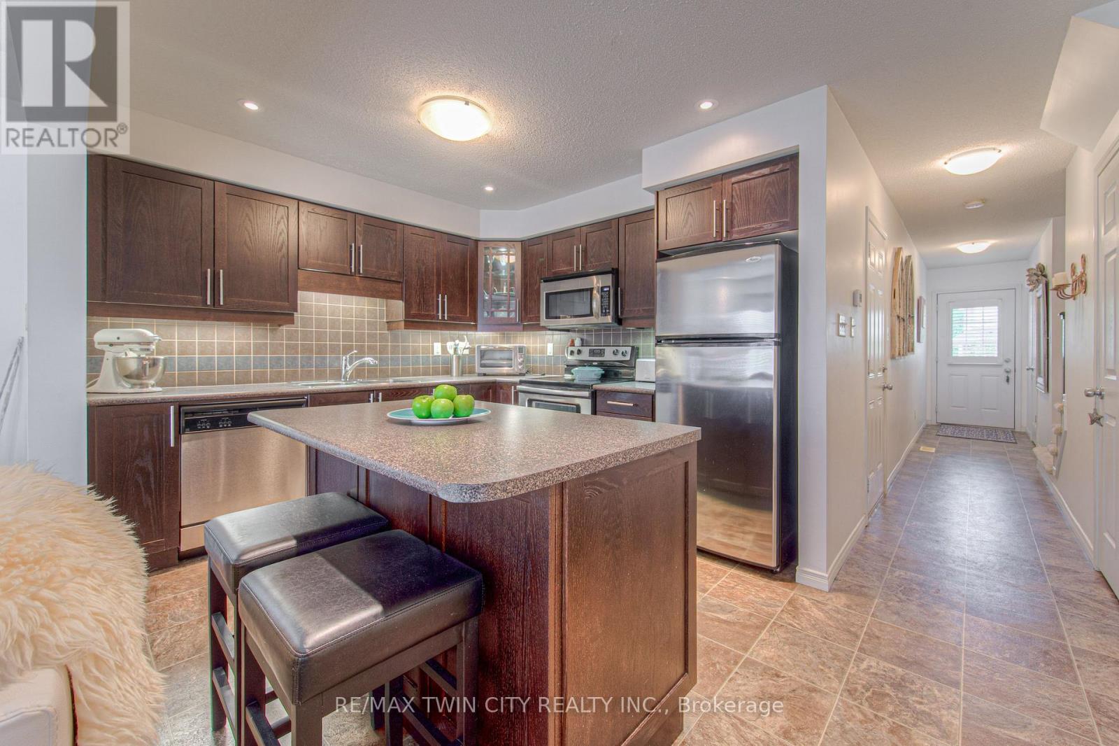 513 Beaumont Crescent, Kitchener, Ontario  N2A 0A8 - Photo 8 - X12168504