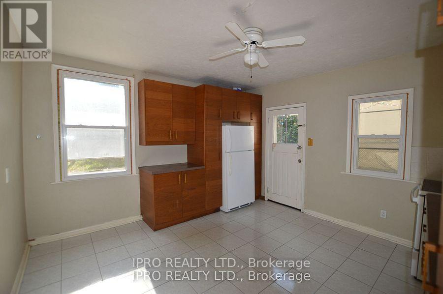 Property at 164 MACNAB STREET N image 2
