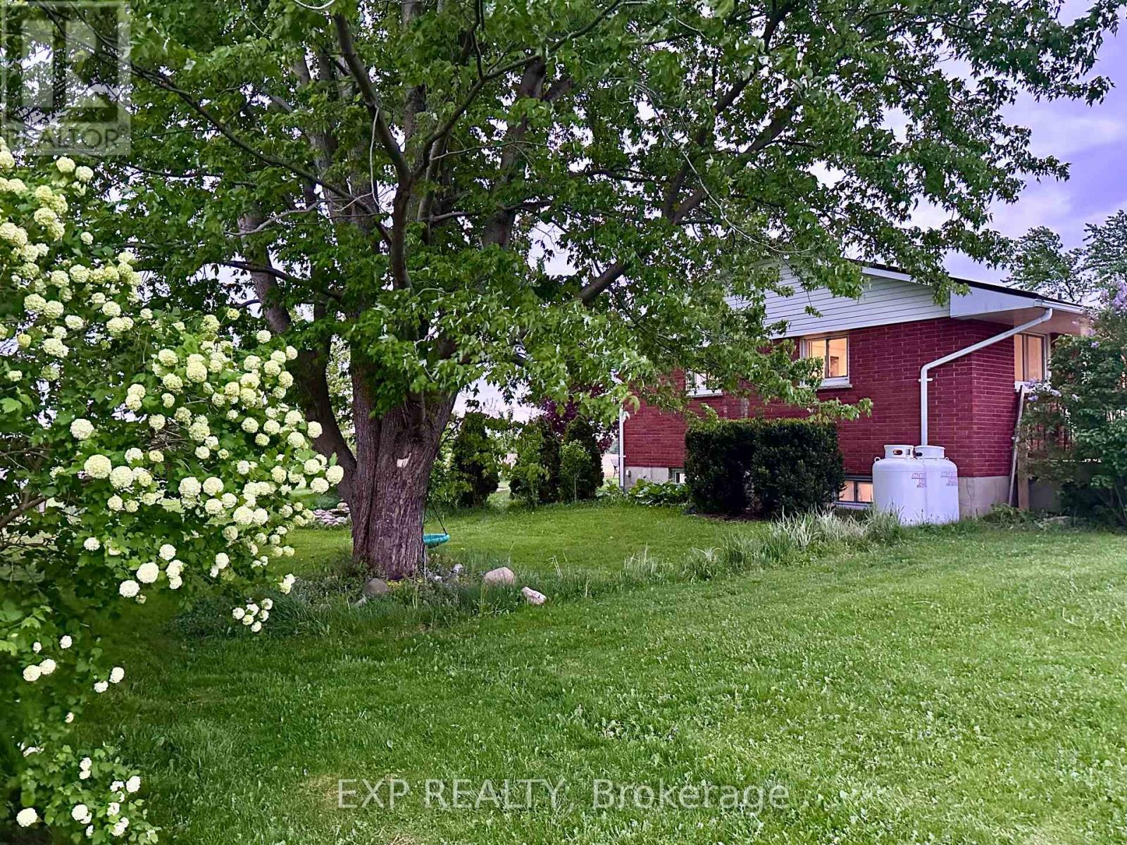 9235 Hickory Drive, Strathroy-Caradoc, Ontario  N7G 3H3 - Photo 7 - X12156825
