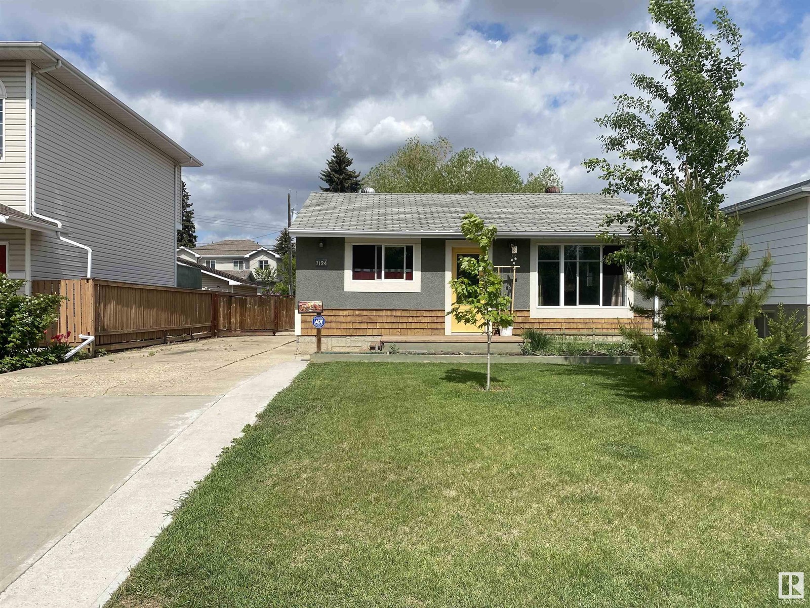 Property at 7124 80 AV NW image 2