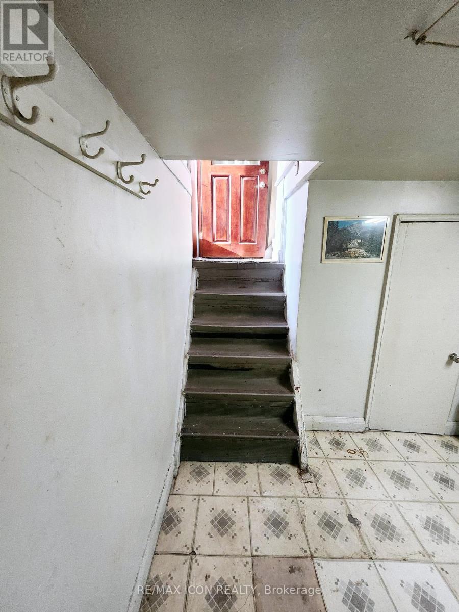 44 Haverson Boulevard, Toronto, Ontario  M6M 3J6 - Photo 14 - W12167496