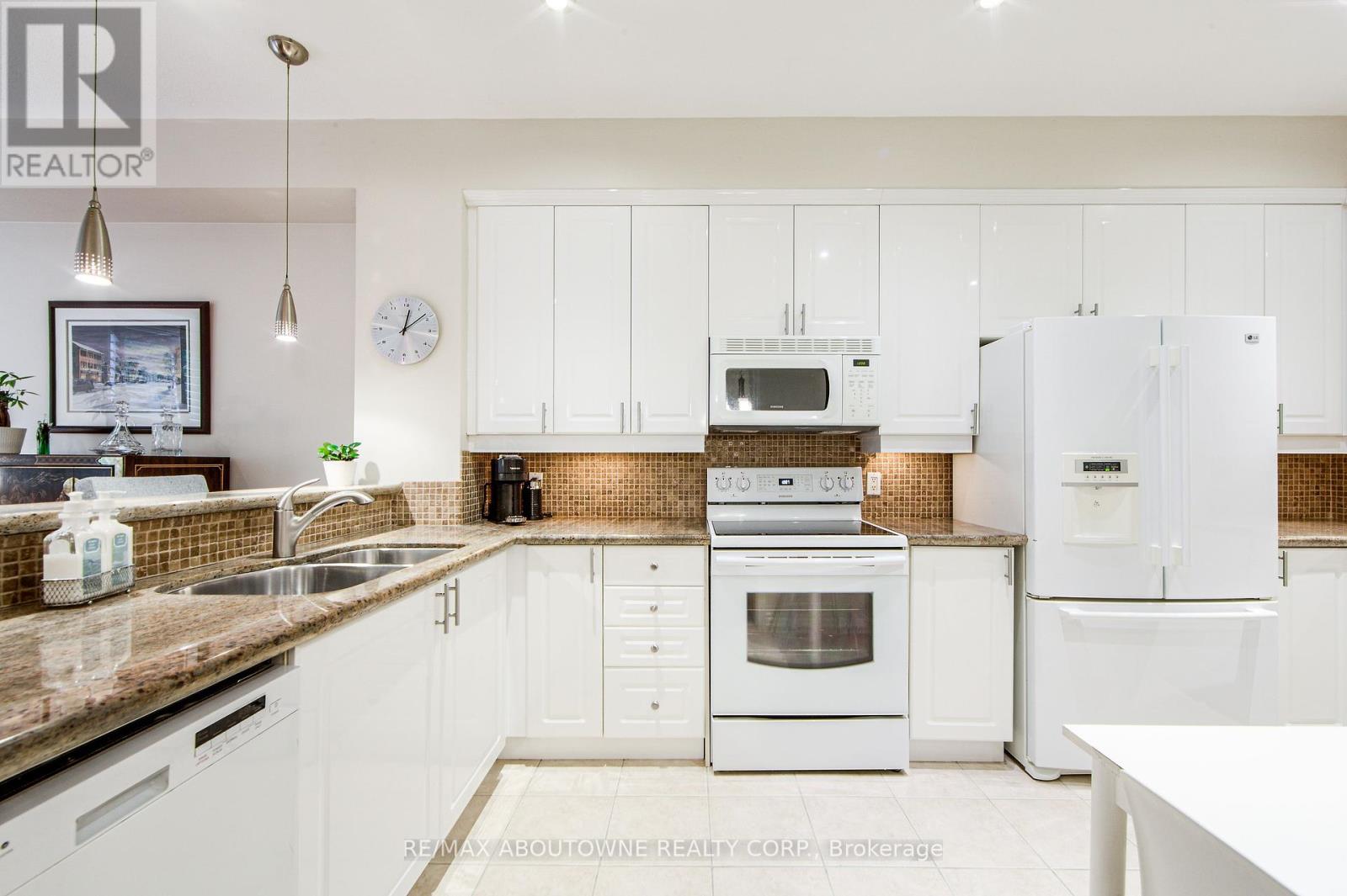 21 - 300 Ravineview Way, Oakville, Ontario  L6H 7J1 - Photo 13 - W12168614