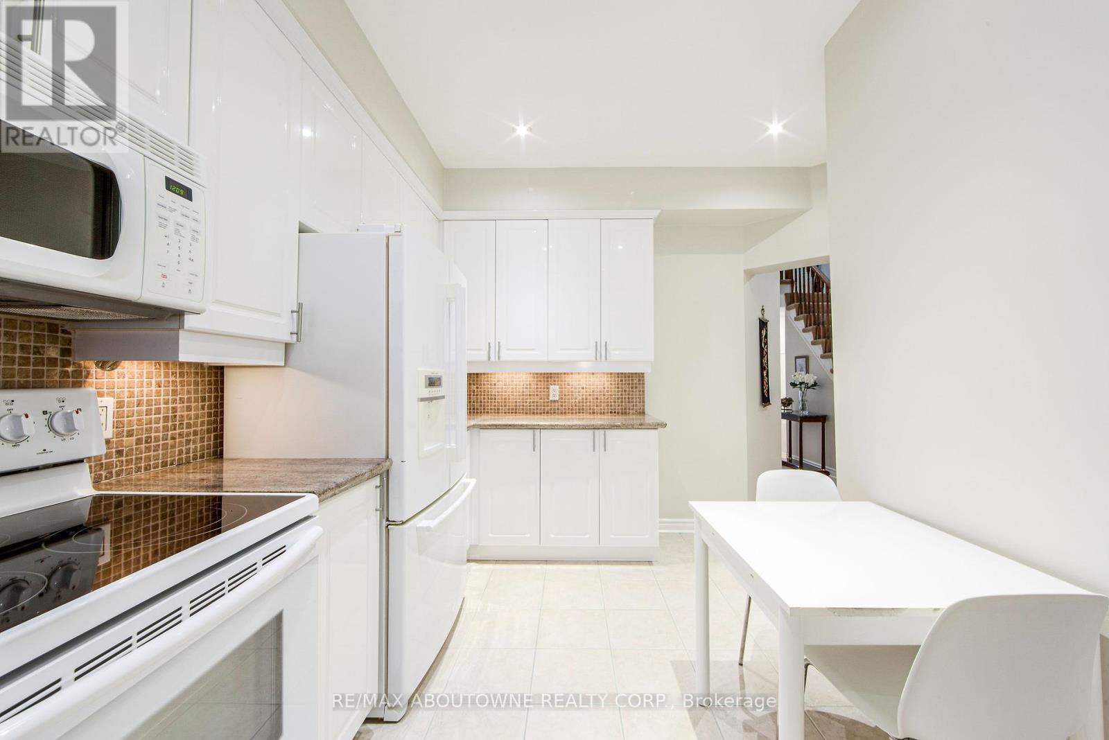 21 - 300 Ravineview Way, Oakville, Ontario  L6H 7J1 - Photo 14 - W12168614
