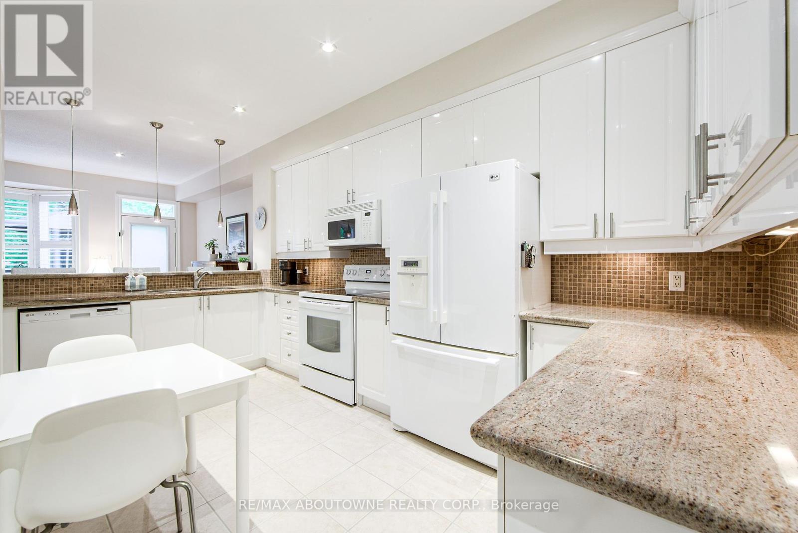 21 - 300 Ravineview Way, Oakville, Ontario  L6H 7J1 - Photo 15 - W12168614