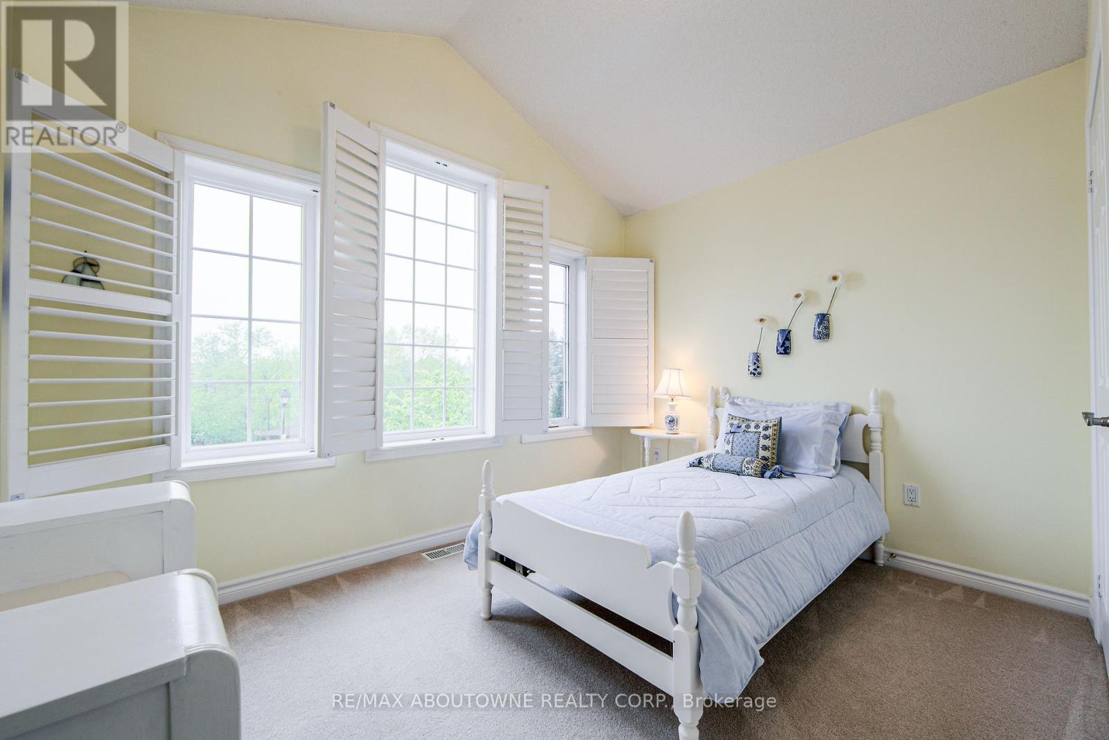 21 - 300 Ravineview Way, Oakville, Ontario  L6H 7J1 - Photo 16 - W12168614