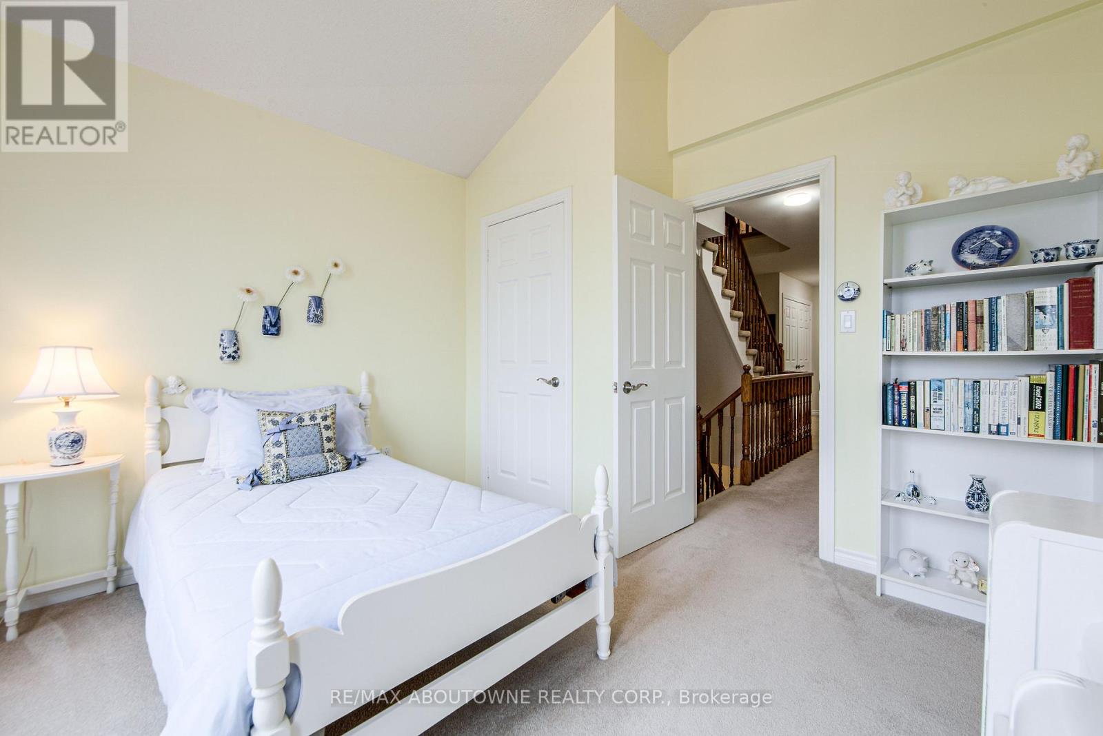 21 - 300 Ravineview Way, Oakville, Ontario  L6H 7J1 - Photo 17 - W12168614