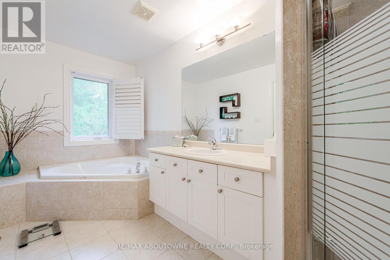 21 - 300 Ravineview Way, Oakville, Ontario  L6H 7J1 - Photo 26 - W12168614