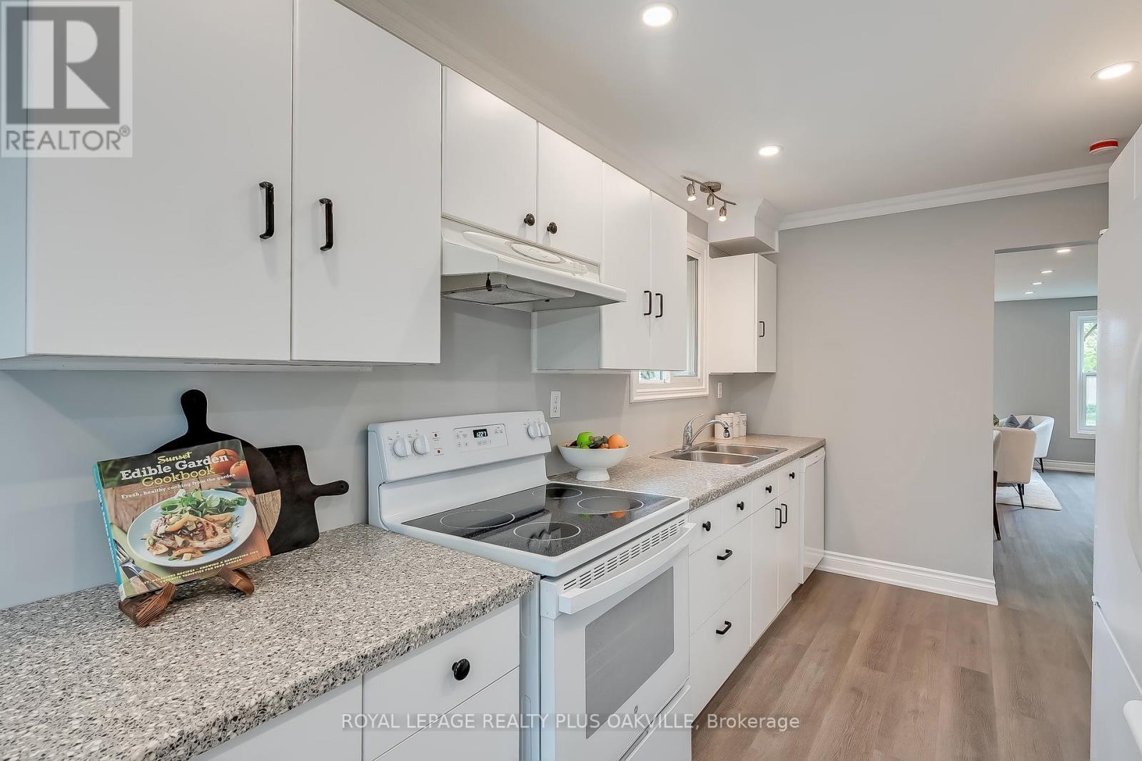 2561 Cavendish Drive, Burlington, Ontario  L7P 4E3 - Photo 12 - W12168637