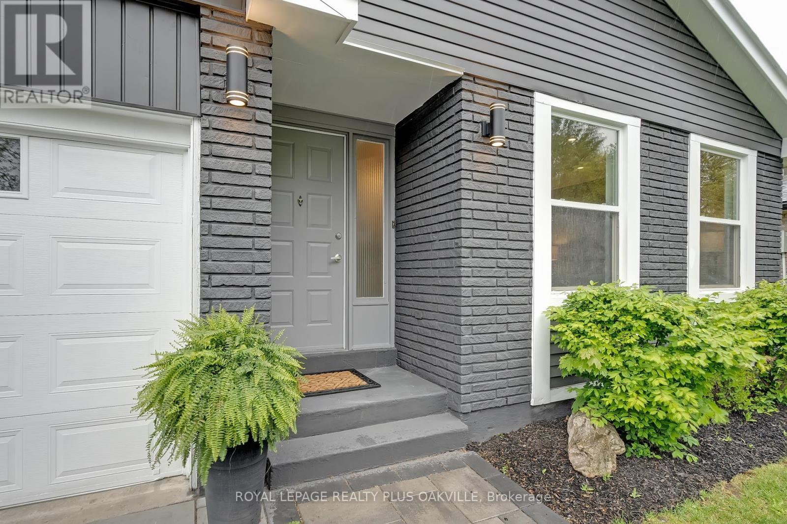 2561 Cavendish Drive, Burlington, Ontario  L7P 4E3 - Photo 2 - W12168637