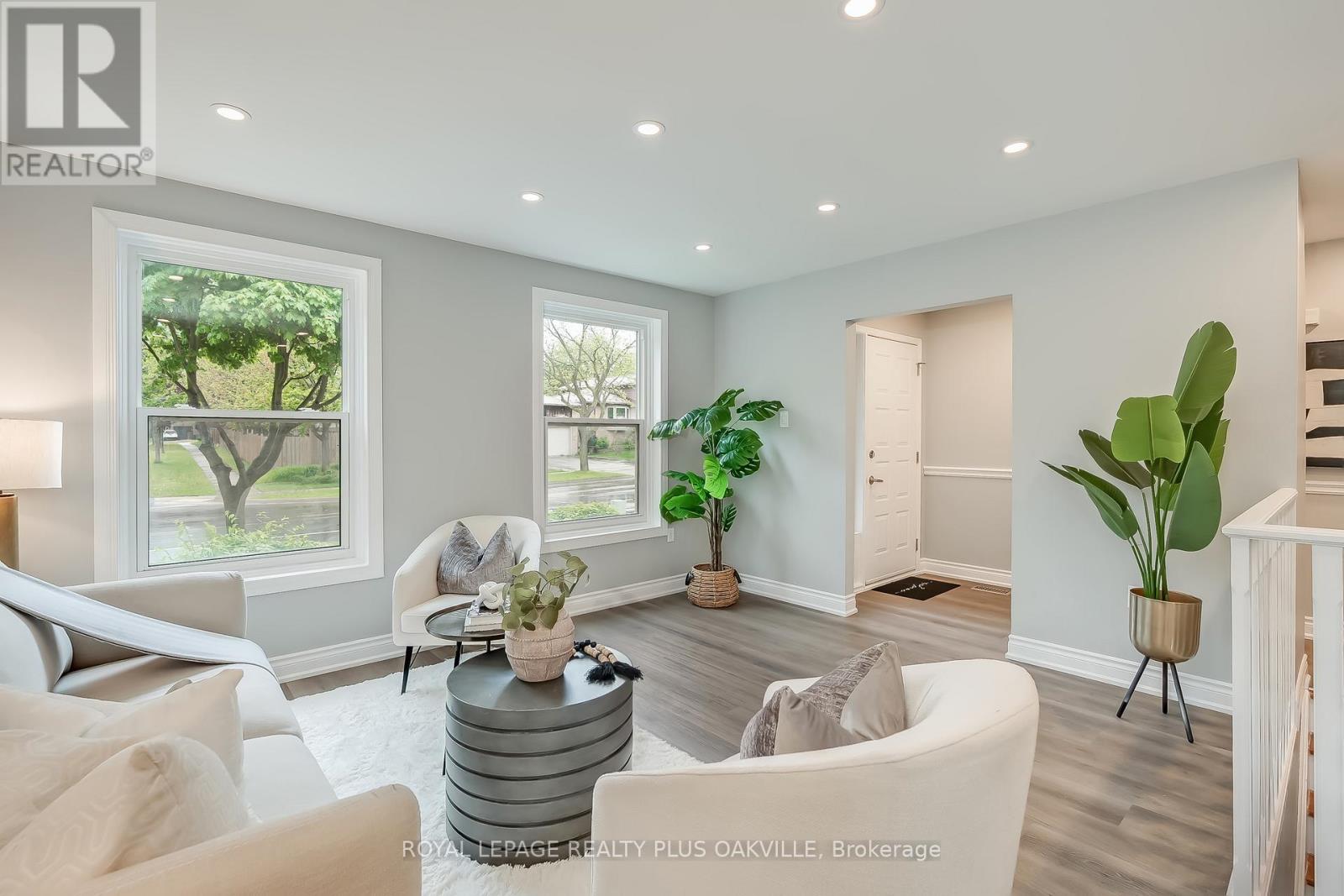 2561 Cavendish Drive, Burlington, Ontario  L7P 4E3 - Photo 5 - W12168637