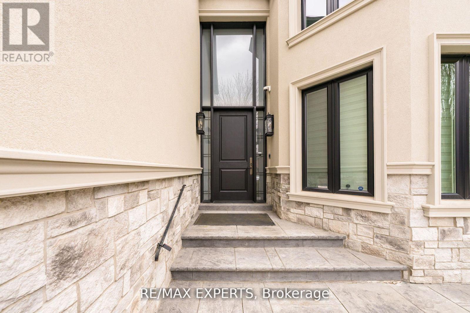 5380 Vail Court, Mississauga, Ontario  L5M 6G9 - Photo 4 - W12168755