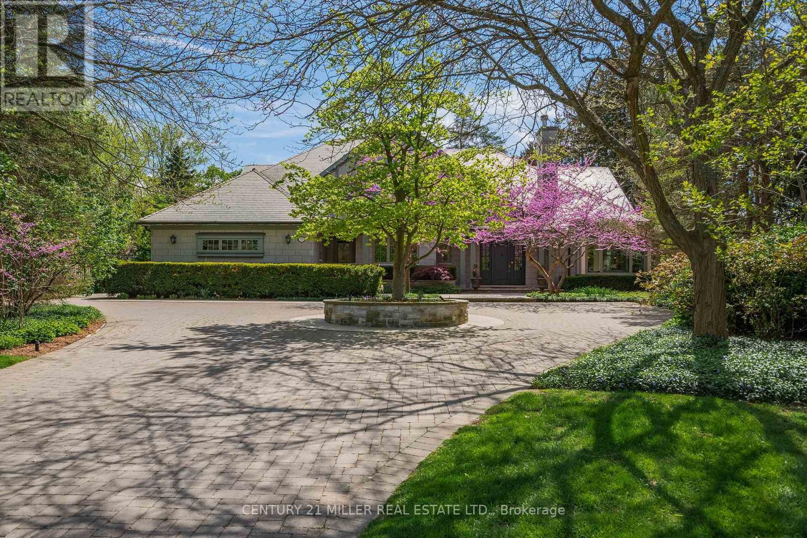 370 Poplar Drive, Oakville, Ontario  L6J 4E4 - Photo 1 - W12168800