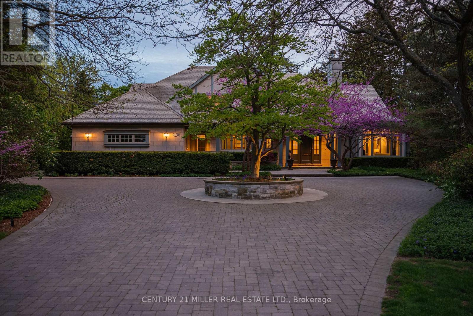 370 Poplar Drive, Oakville, Ontario  L6J 4E4 - Photo 2 - W12168800