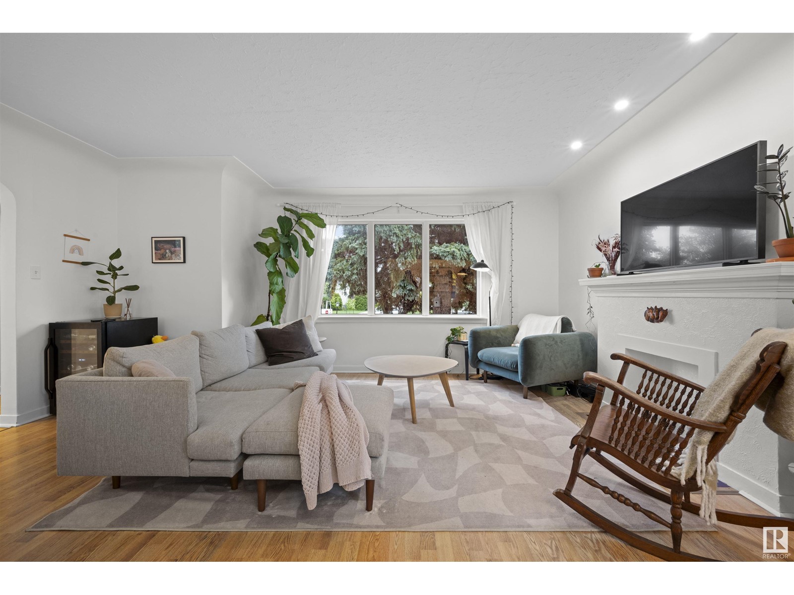 Property at 10966 117 ST NW image 2