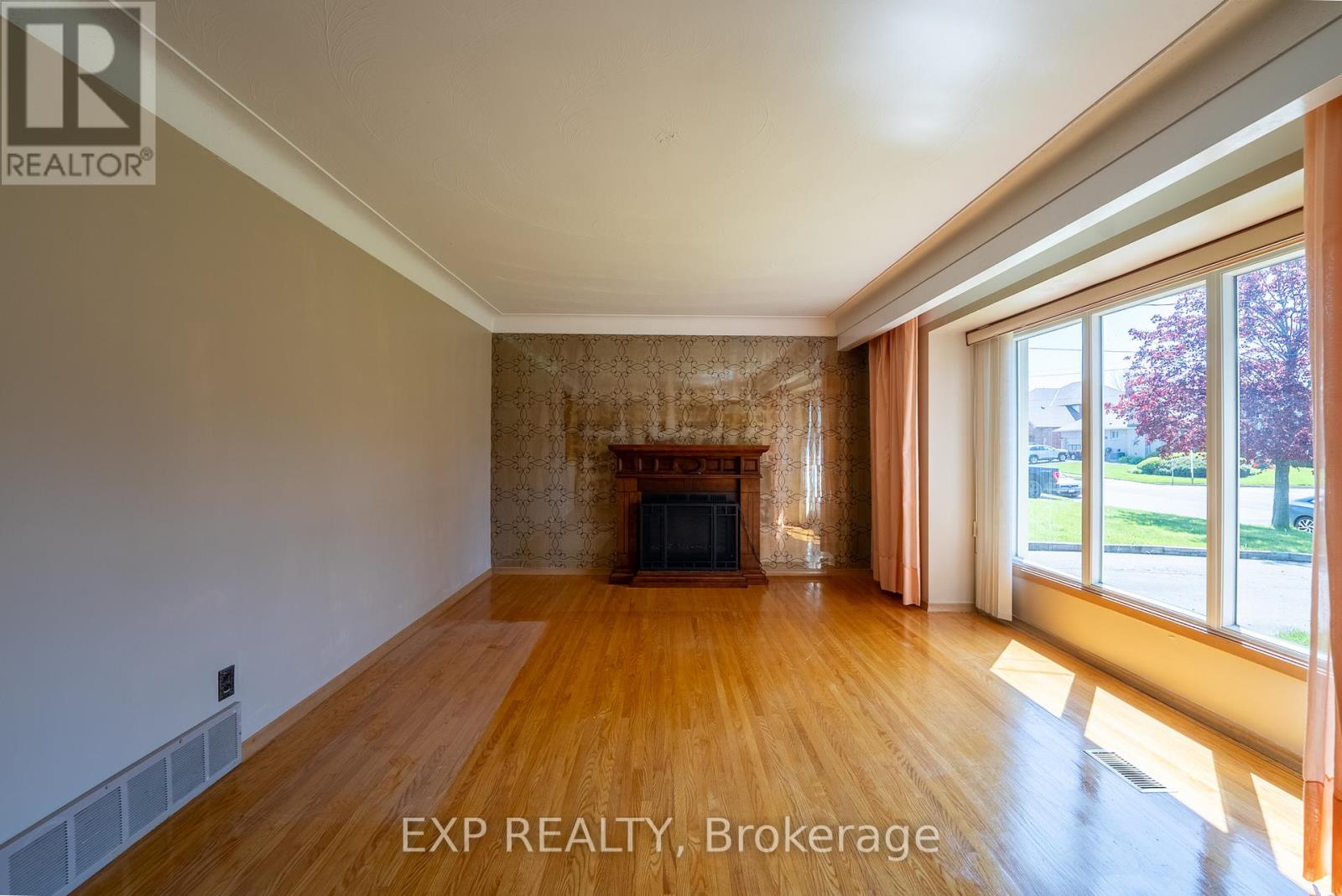 402 Kerman Avenue, Grimsby, Ontario  L3M 3X1 - Photo 11 - X12159869