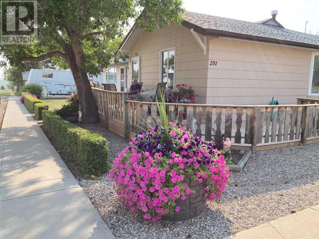 201 Elsinore Avenue, Standard, Alberta  T0J 3G0 - Photo 2 - A2177890