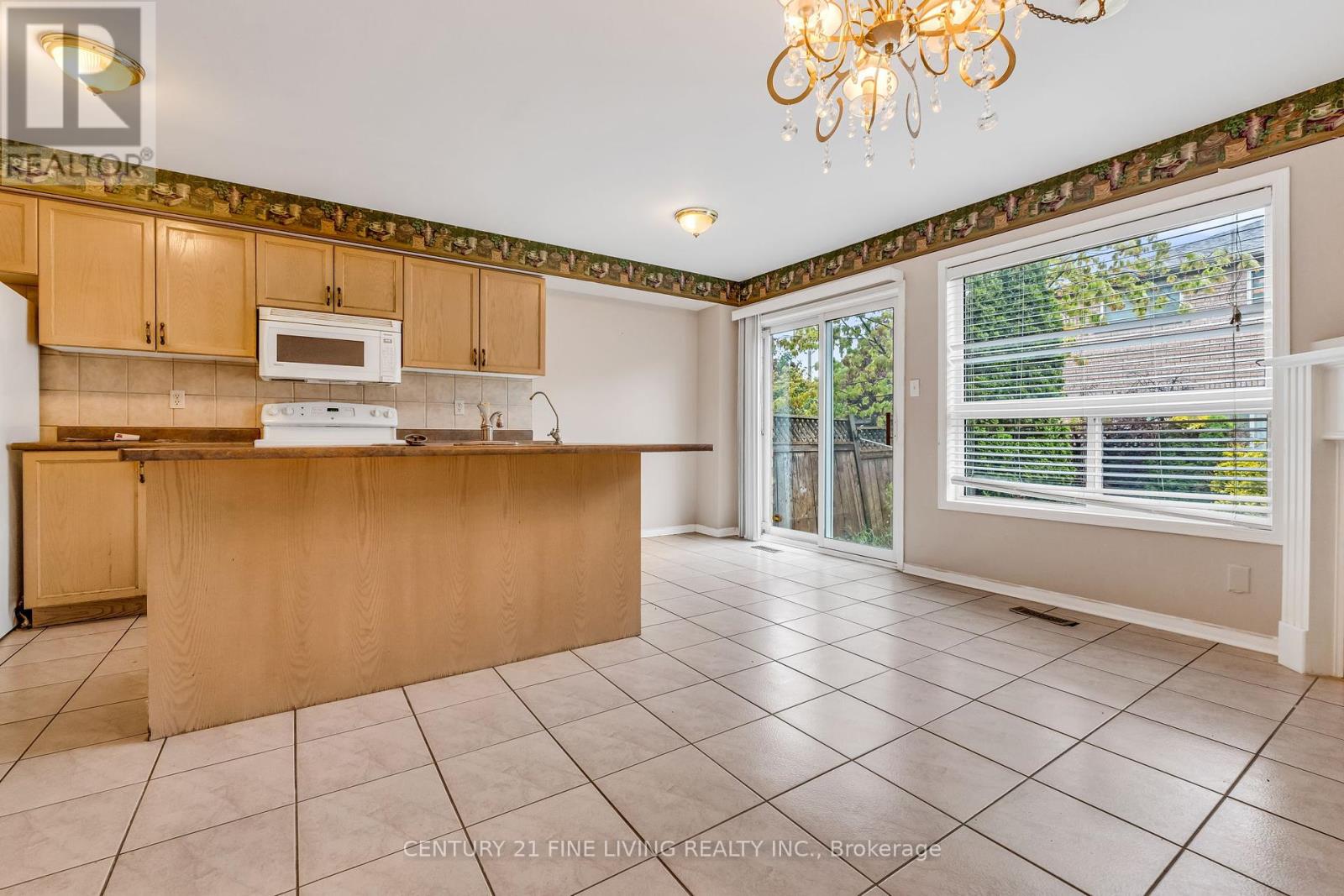 6443 Saratoga Way, Mississauga, Ontario  L5N 7V7 - Photo 10 - W12167184