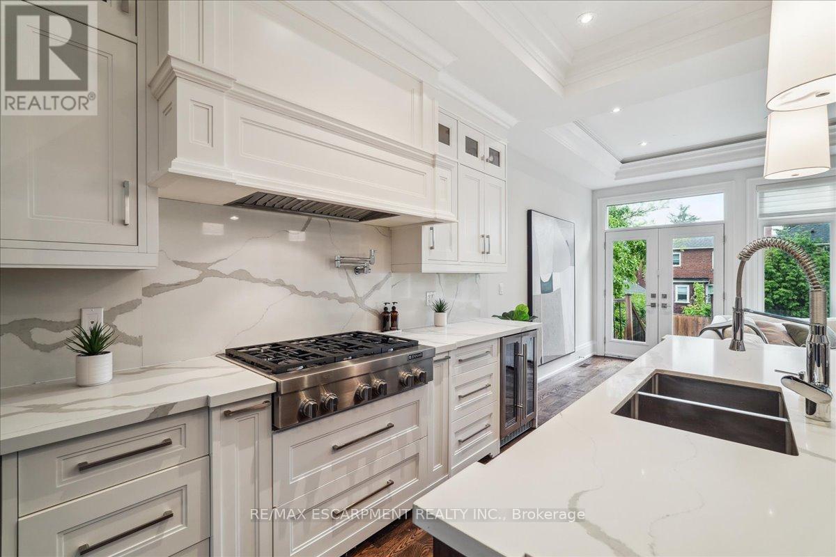 34 Joicey Boulevard, Toronto, Ontario  M5M 2S7 - Photo 9 - C12162039