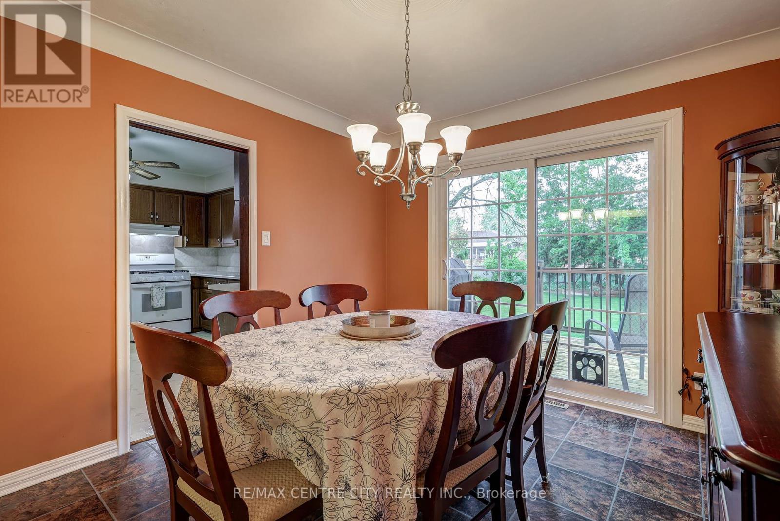 182 Chestnut Street, St. Thomas, Ontario  N5R 2B4 - Photo 8 - X12168972