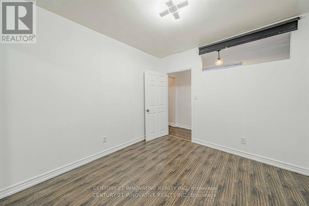 Upper - 523 Westmount Avenue, Toronto, Ontario  M6E 3N6 - Photo 16 - C12168827