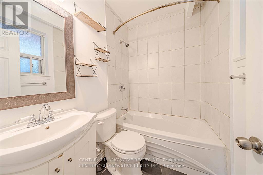 Upper - 523 Westmount Avenue, Toronto, Ontario  M6E 3N6 - Photo 25 - C12168827