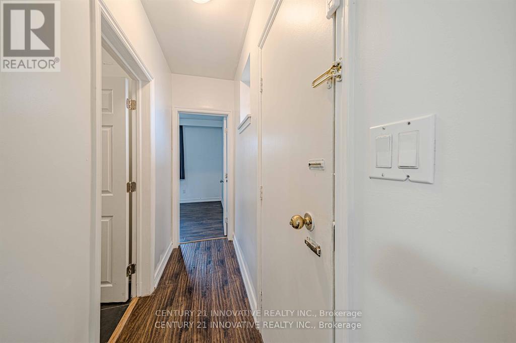 Upper - 523 Westmount Avenue, Toronto, Ontario  M6E 3N6 - Photo 26 - C12168827
