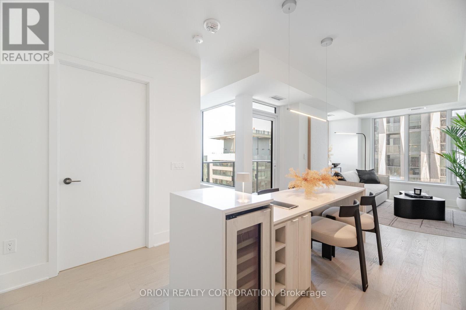 3204 - 11 Yorkville Avenue, Toronto, Ontario  M4W 1L2 - Photo 8 - C12168903