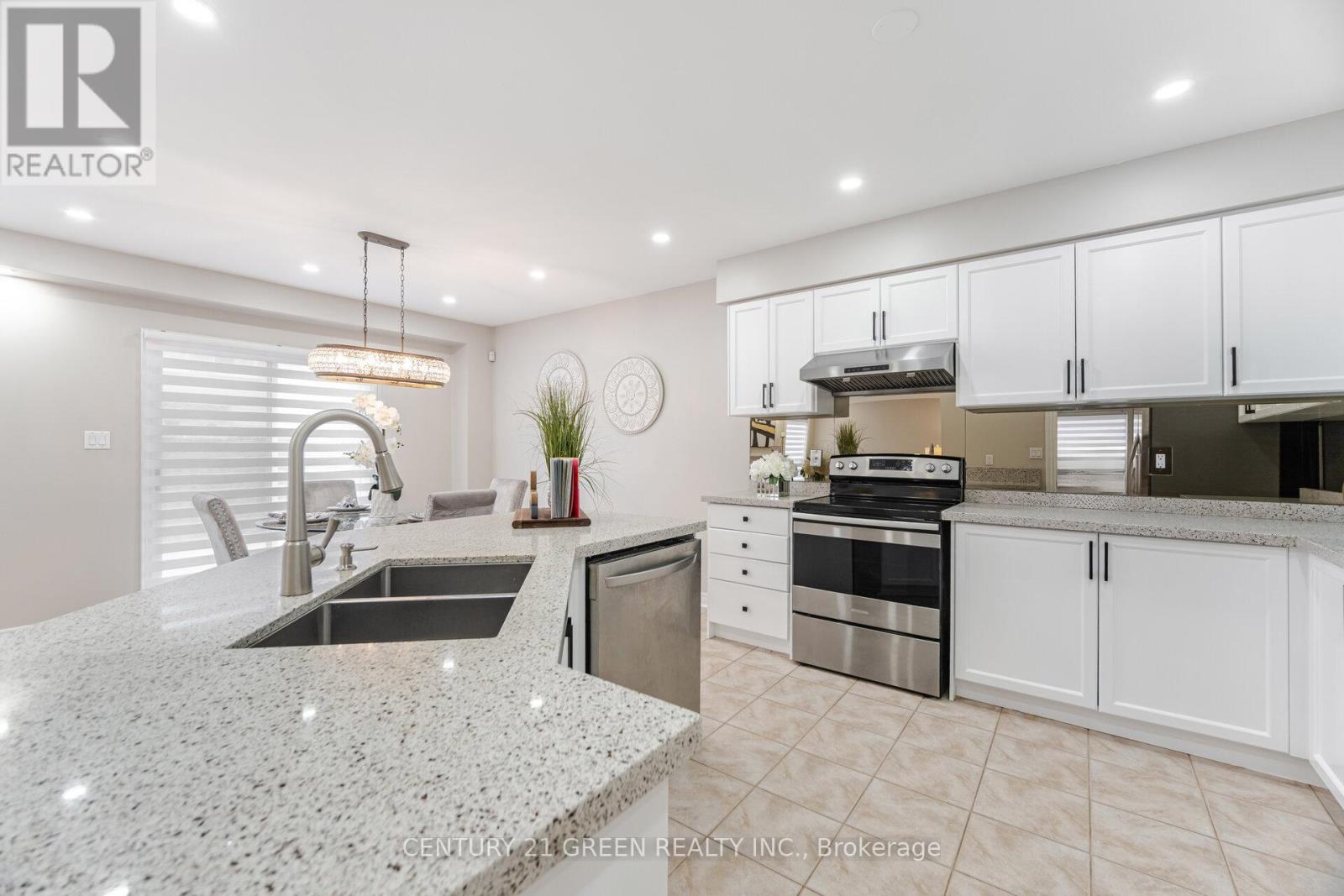 113 Sunny Meadow Boulevard, Brampton (Sandringham-Wellington), Ontario  L6R 2H8 - Photo 8 - W12168895