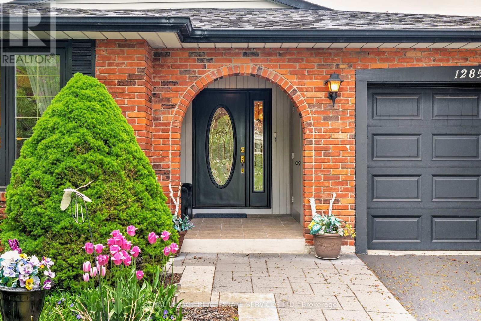 1285 Hart Crescent, Oakville, Ontario  L6H 2M6 - Photo 2 - W12168911
