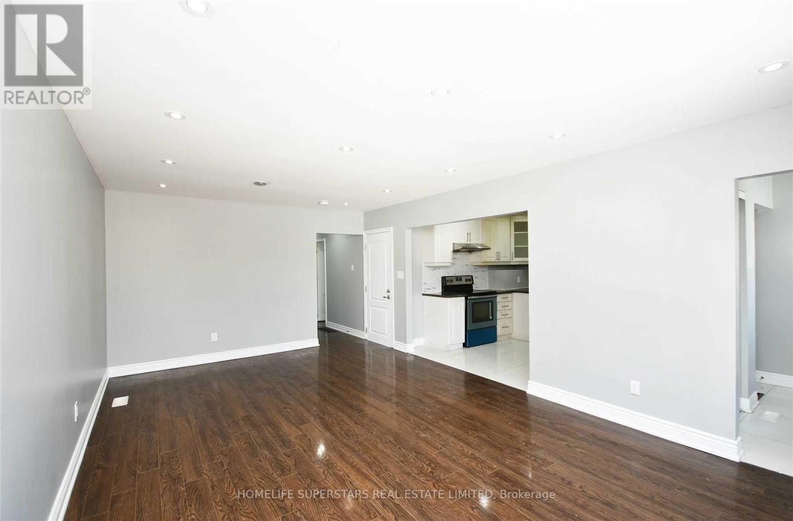 23 Anne Court, Brampton (Avondale), Ontario  L6T 1K2 - Photo 3 - W12168923