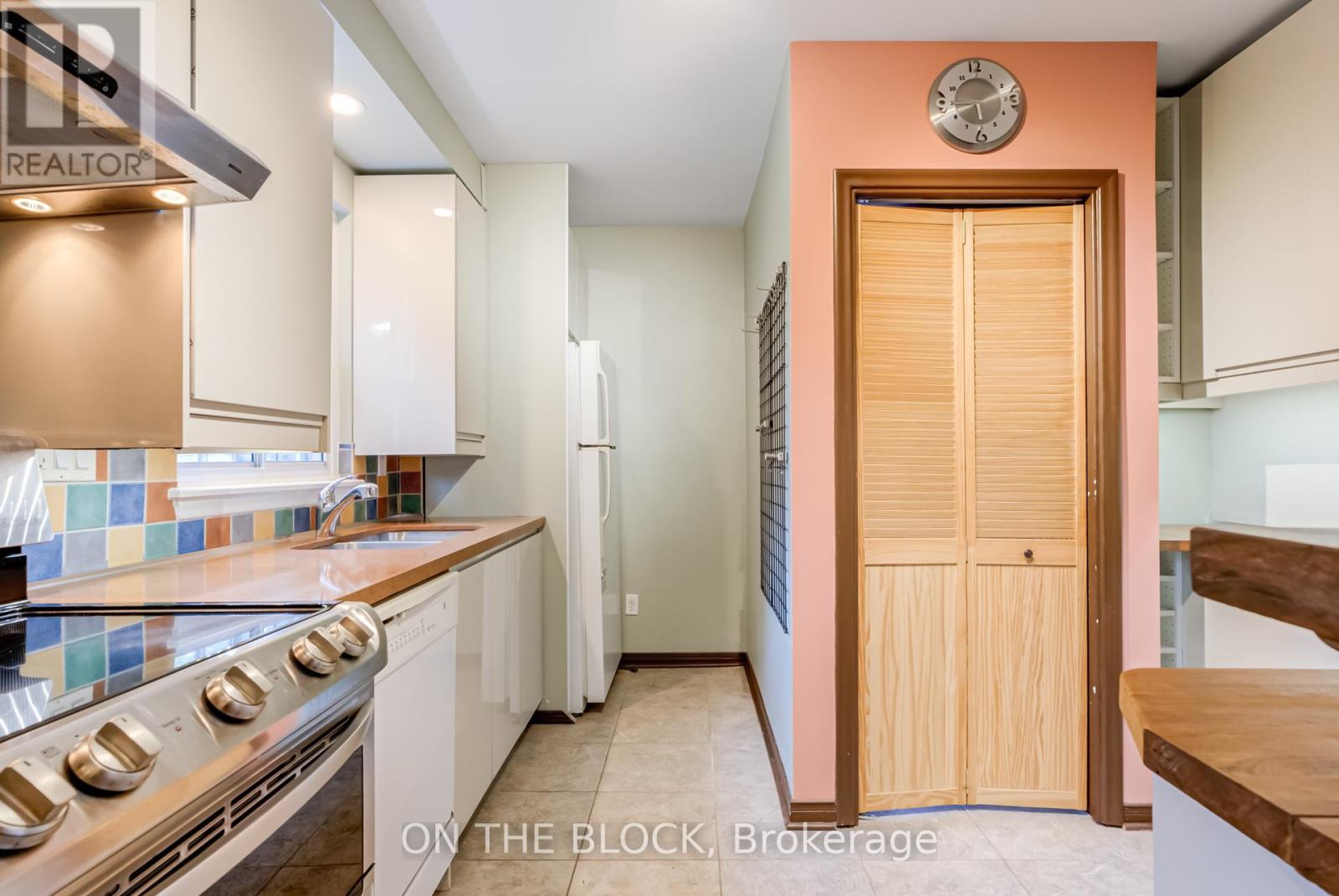 41 Van Stassen Boulevard, Toronto, Ontario  M6S 2N2 - Photo 10 - W12168978