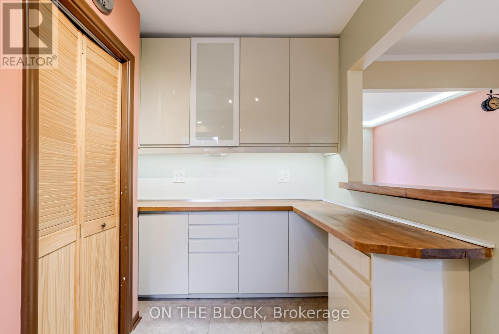 41 Van Stassen Boulevard, Toronto, Ontario  M6S 2N2 - Photo 11 - W12168978