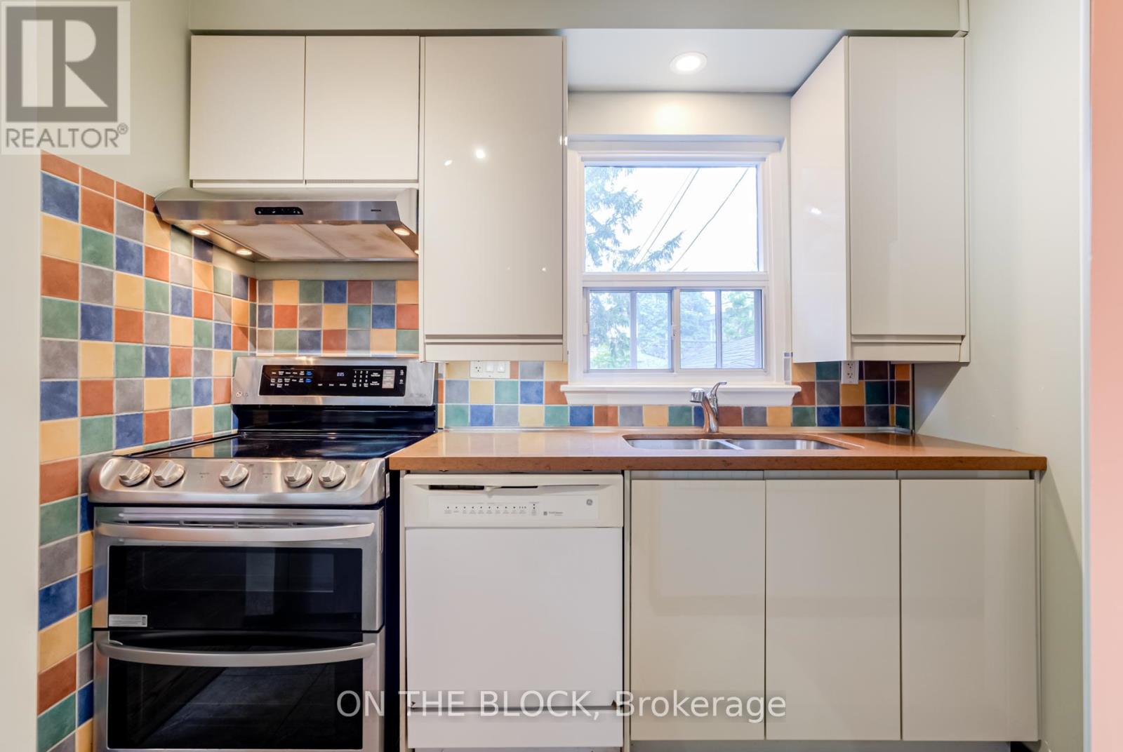 41 Van Stassen Boulevard, Toronto, Ontario  M6S 2N2 - Photo 9 - W12168978