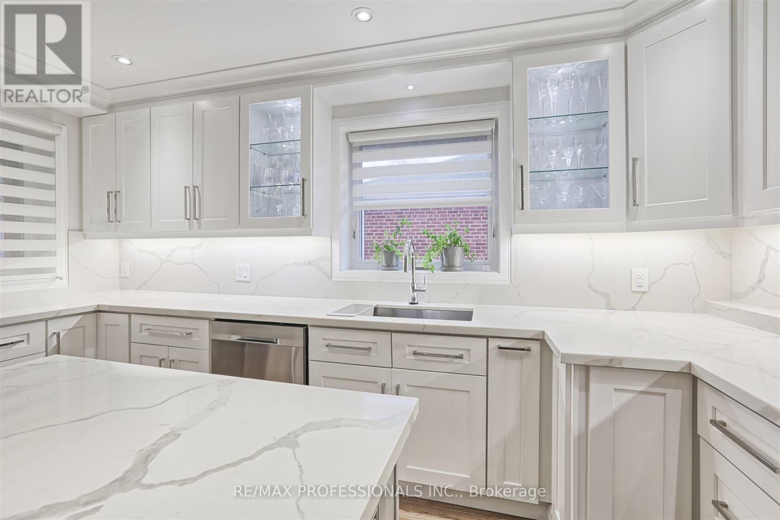 229 Sheldon Avenue, Toronto, Ontario  M8W 4L8 - Photo 19 - W12169003