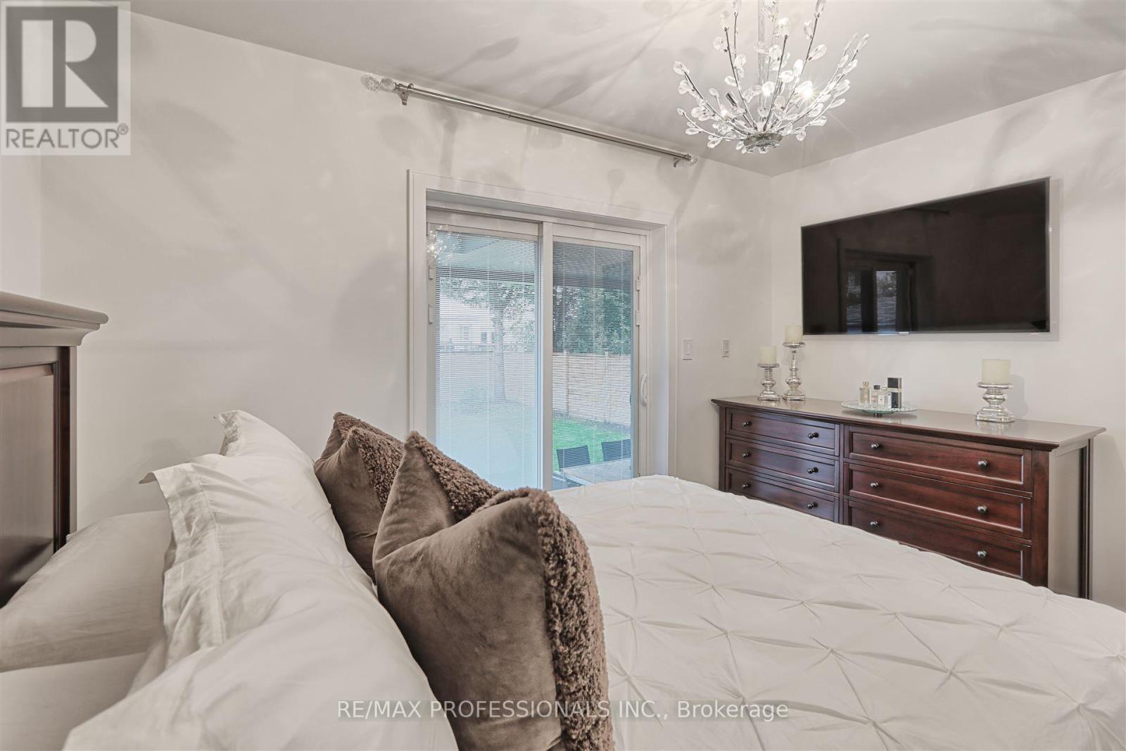 229 Sheldon Avenue, Toronto, Ontario  M8W 4L8 - Photo 27 - W12169003