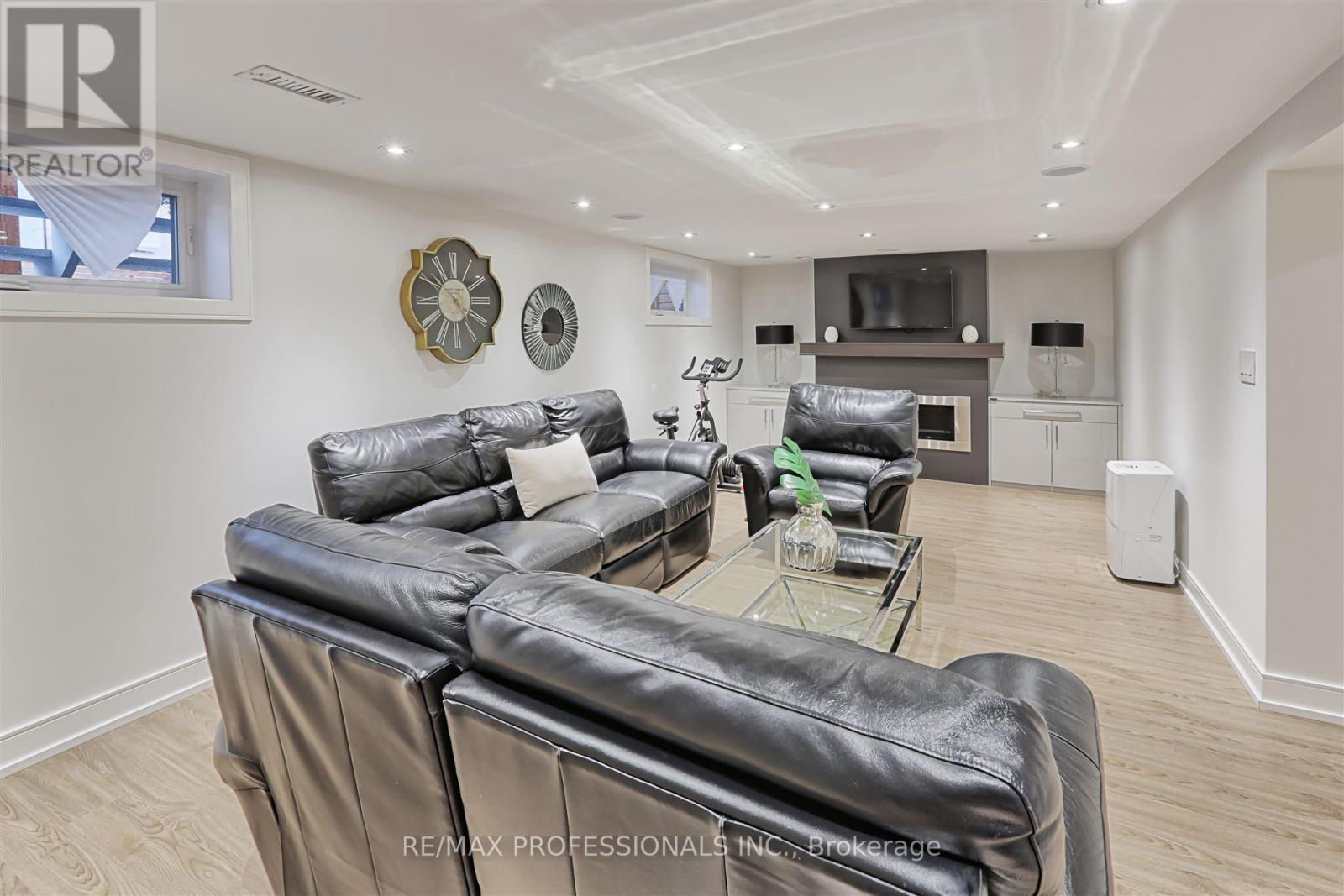 229 Sheldon Avenue, Toronto, Ontario  M8W 4L8 - Photo 34 - W12169003