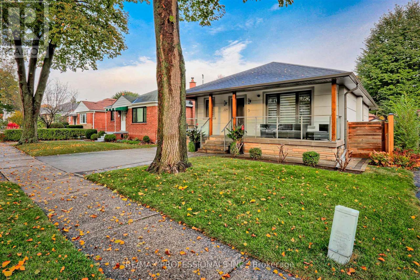 229 Sheldon Avenue, Toronto, Ontario  M8W 4L8 - Photo 5 - W12169003