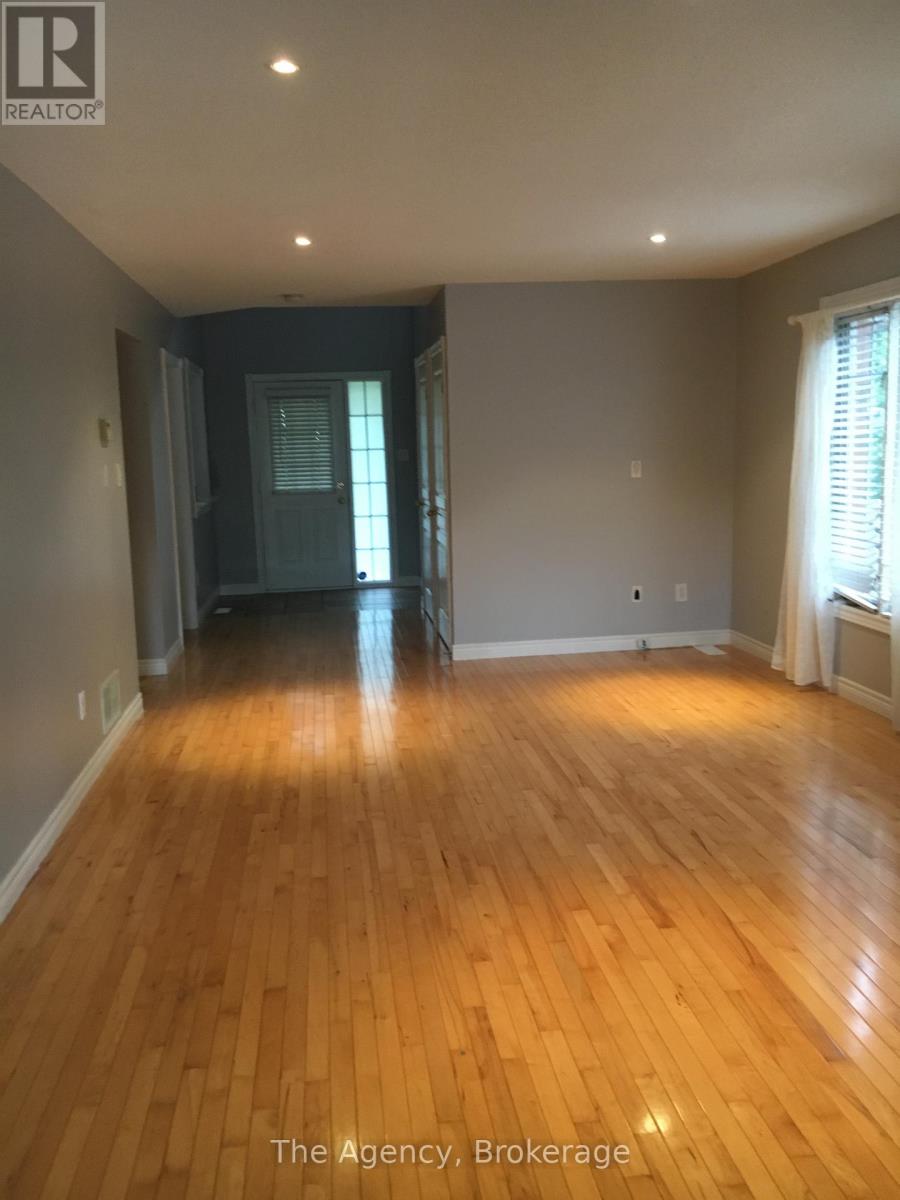 189 Livingston Avenue, Grimsby, Ontario  L3M 5M3 - Photo 4 - X12169153