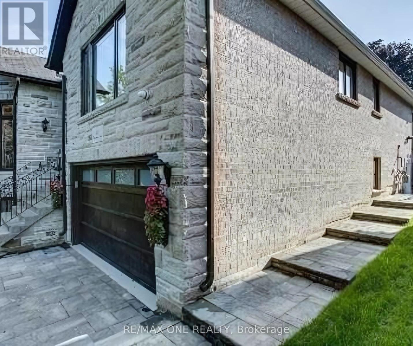 55 Sisman Avenue, Aurora, Ontario  L4G 6S2 - Photo 2 - N12159900