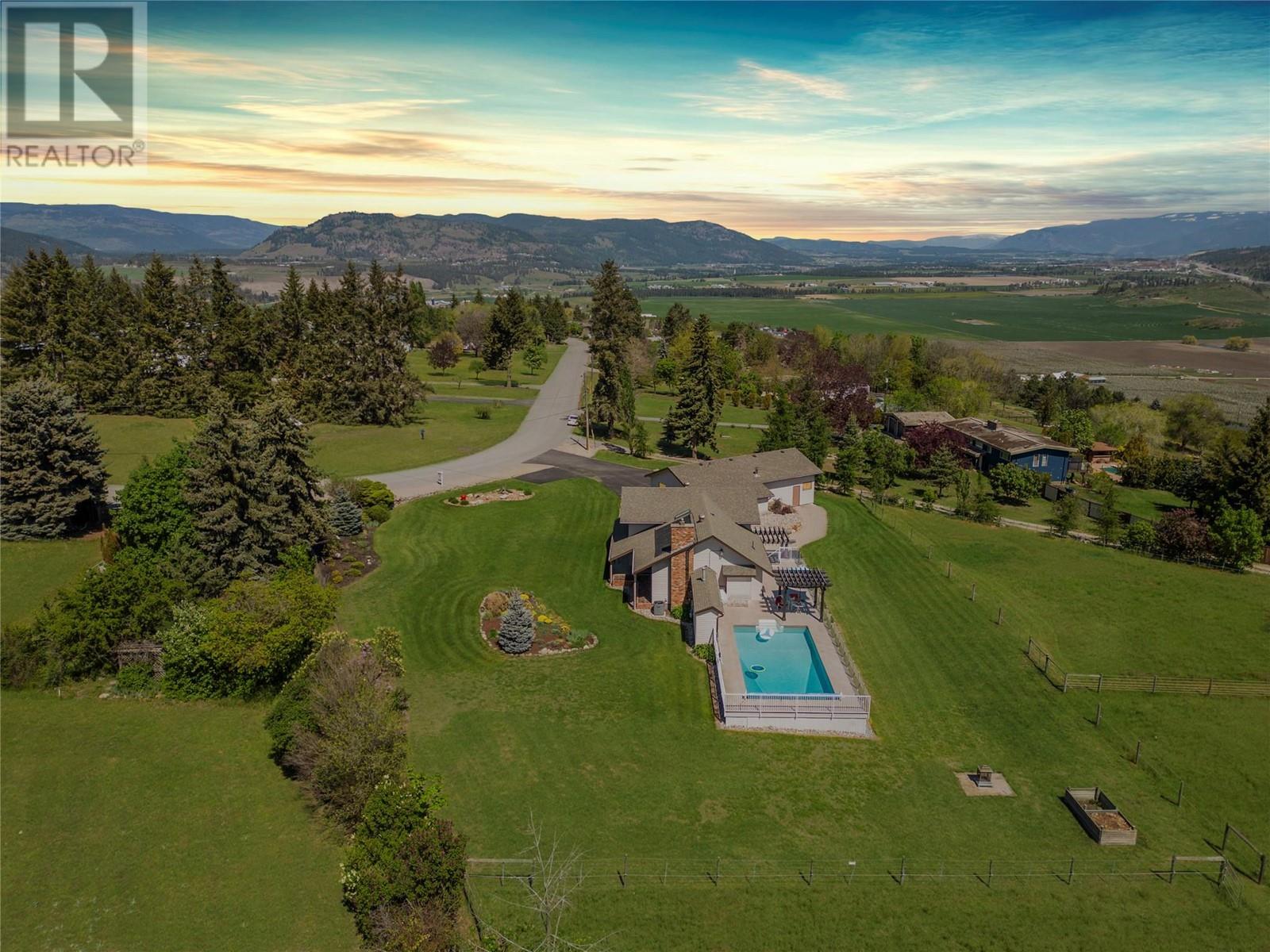 186 Stepping Stones Crescent, Spallumcheen, British Columbia  V1H 1X2 - Photo 2 - 10348872