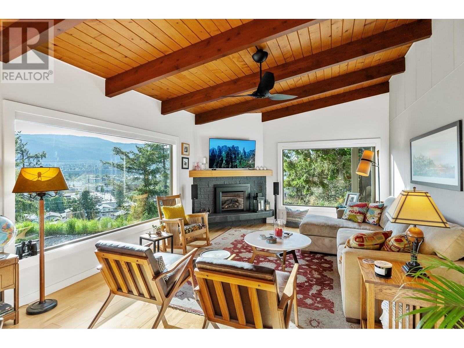 Property at 343 Gwyer Street image 2