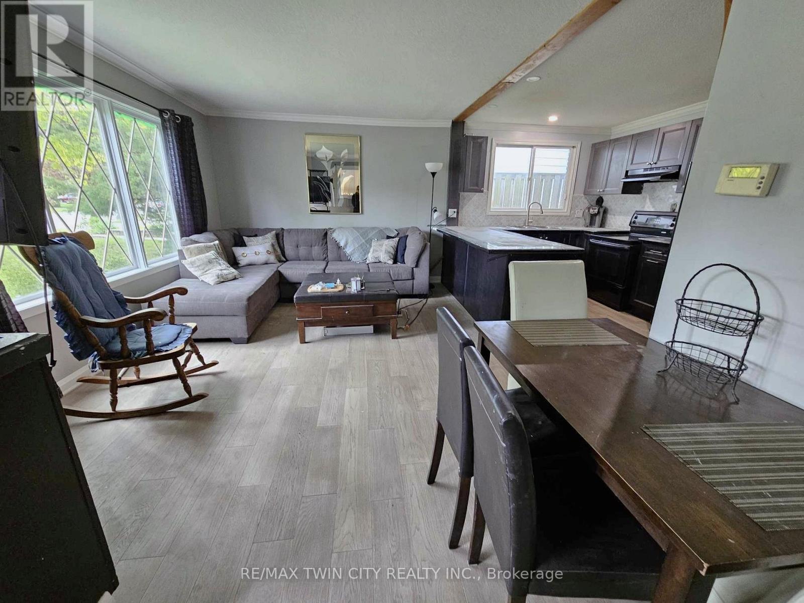 559 Sprucehill Avenue, Waterloo, Ontario  N2L 4V8 - Photo 3 - X12167854
