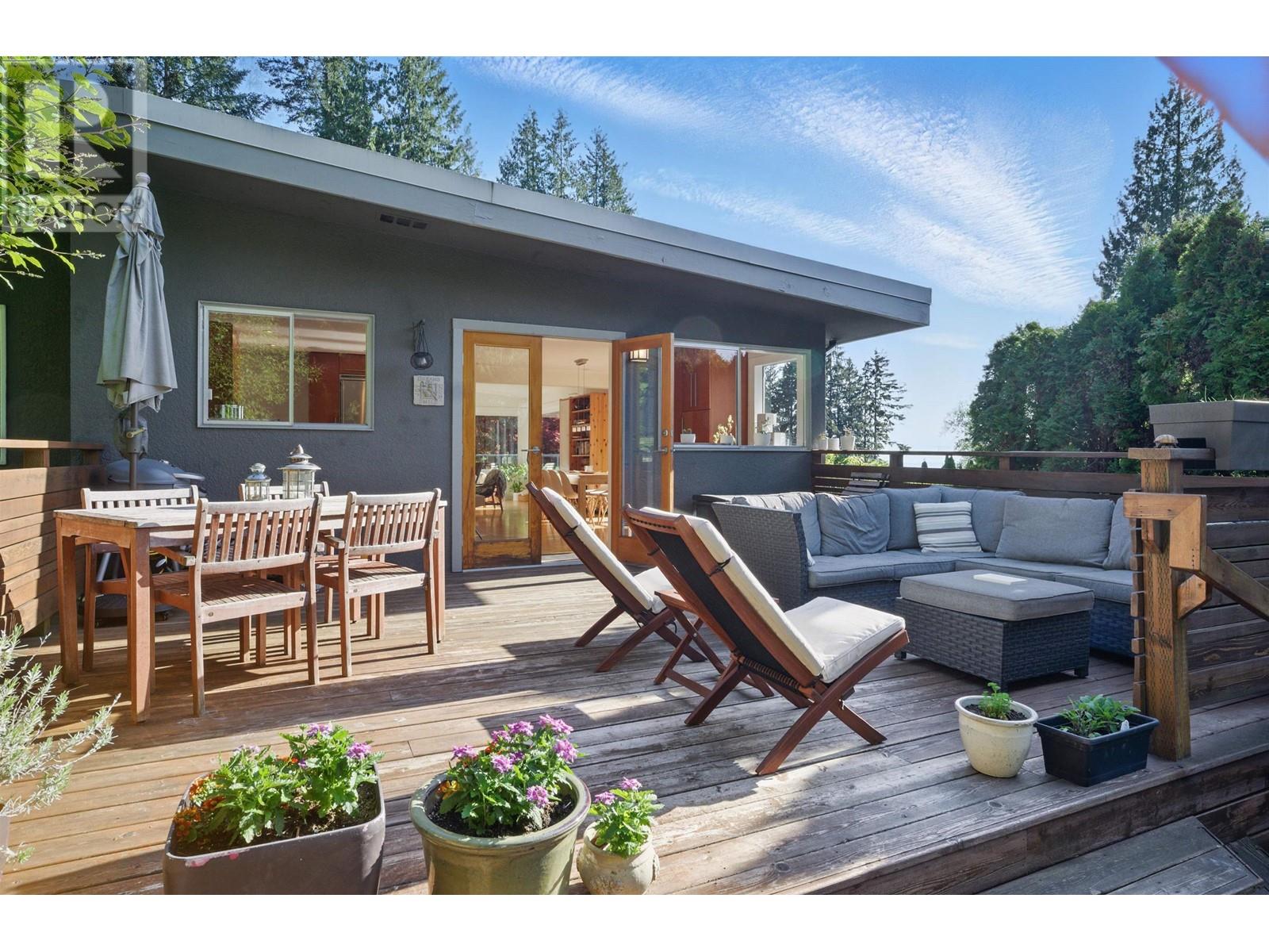 806 CLEMENTS AVENUE, North Vancouver, British Columbia