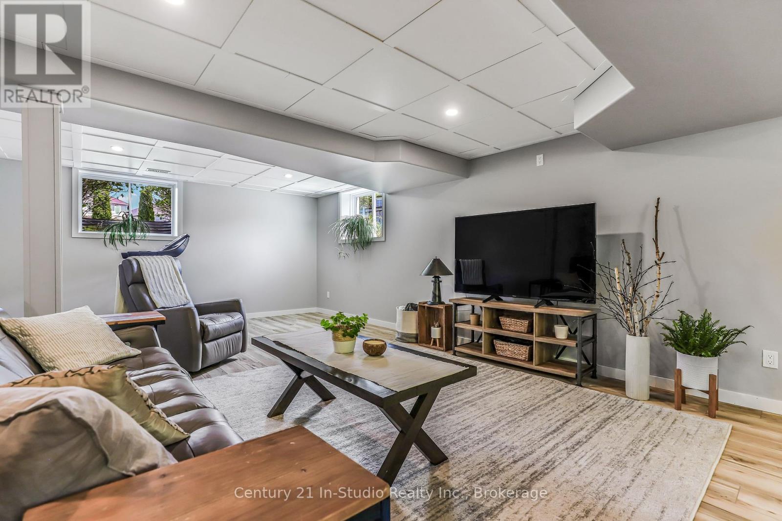 898 Sumpton Street, Saugeen Shores, Ontario  N0H 2C2 - Photo 42 - X12169291