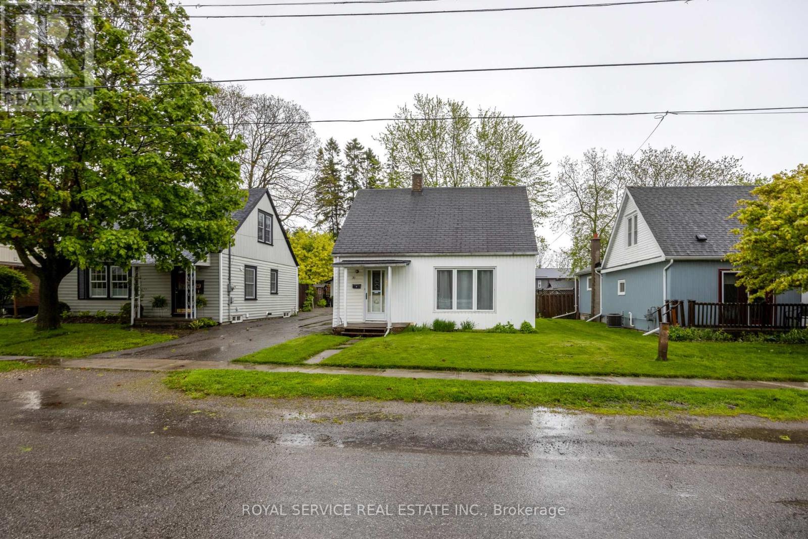 31 Caroline Street, Port Hope, Ontario  L1A 1Y6 - Photo 2 - X12169414