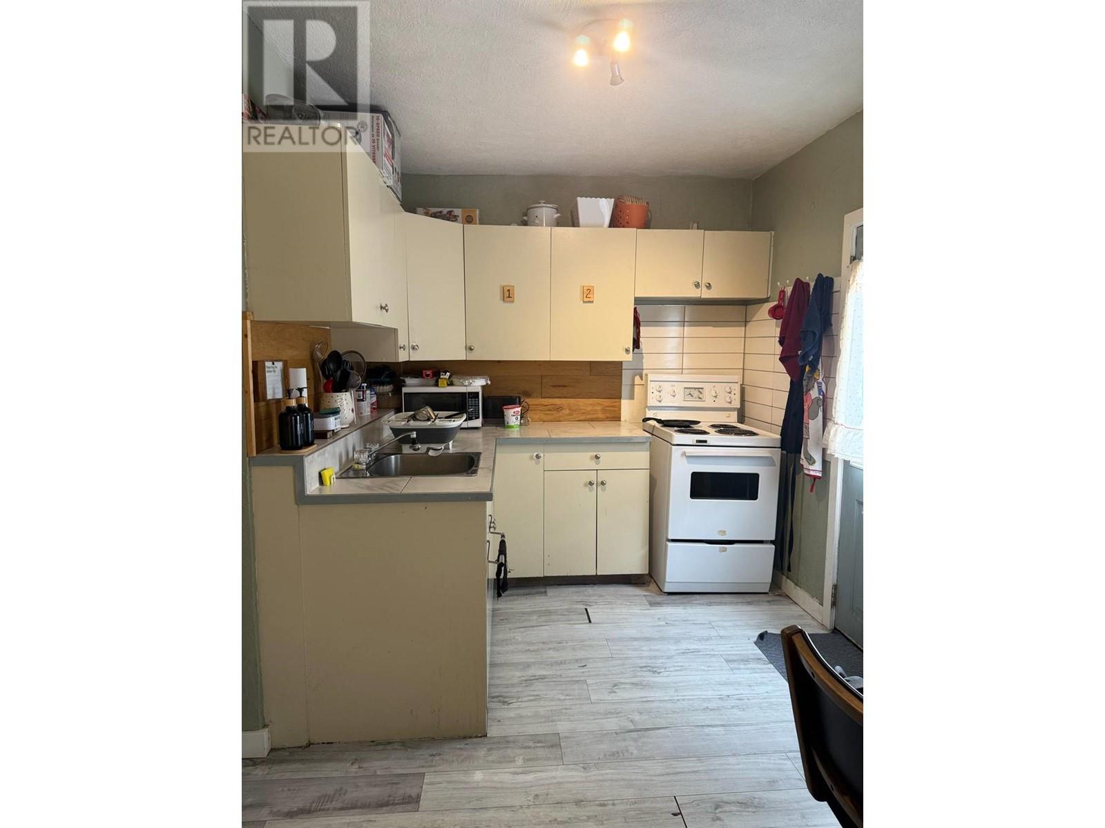 178 Columbia Avenue, Castlegar, BC V1N1A9